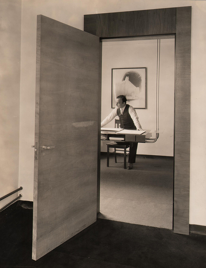 Friedrich Kiesler behind his Flying Desk at Planners Institute Inc., New York, undated 1930-1935 (Photo © and courtesy Austrian Frederick and Lillian Kiesler Private Foundation, Vienna)
