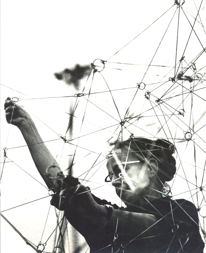 Gego installing Reticulárea, Museo de Bellas Artes de Caracas, 1969.( Photo: Juan Santana © Fundación Gego, courtesy Guggenheim Museum)