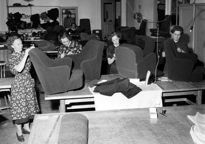 Staff of the NK upholstery workshop, Nyköping, finish chairs by Eero Saarinen for American Embassy in Stockholm, 1954 (Photo courtesy Sörmlands Museum)