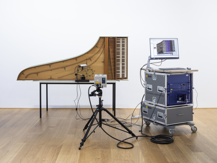 Laser interferometric measurement of the vibrations of a harpsichord, part of Can You Hear It? Music and Artificial Intelligence, Museum für Kunst und Gewerbe, Hamburg (Photo: Henning Rogge, courtesy MKG Hamburg)