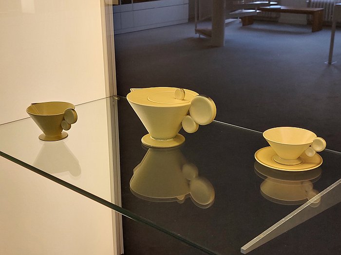 A Scheibenhenkel - Disc Handle – tea service, as seen at Haël. Margarete Heymann-Loebenstein and her workshops for decorative ceramics 1923-1934, Bröhan Museum, Berlin 
