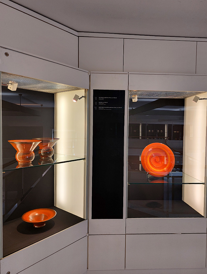 Late 1920s steingut works glazed an orangey-red, as seen at Haël. Margarete Heymann-Loebenstein and her workshops for decorative ceramics 1923-1934, Bröhan Museum, Berlin 