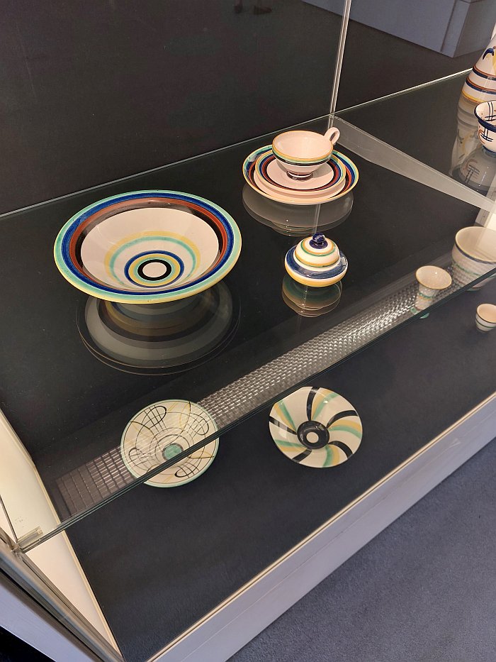 Earyl 1920s glazed works featuring simple geometric patterns, as seen at Haël. Margarete Heymann-Loebenstein and her workshops for decorative ceramics 1923-1934, Bröhan Museum, Berlin 