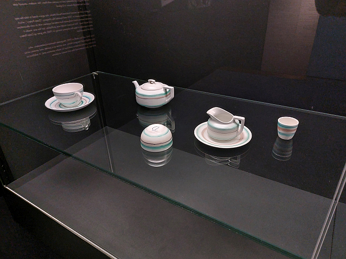 A late 1930s tea service designed and realised in England, as seen at Haël. Margarete Heymann-Loebenstein and her workshops for decorative ceramics 1923-1934, Bröhan Museum, Berlin 