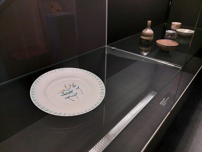A late 1930s English plate with blue crosses on the edge, Meissen crosses?, as seen at Haël. Margarete Heymann-Loebenstein and her workshops for decorative ceramics 1923-1934, Bröhan Museum, Berlin 