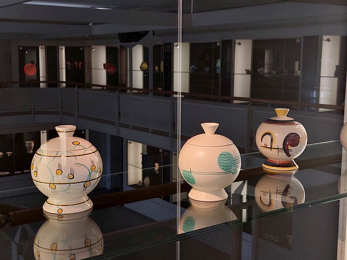 One form decorated in three patterns, as seen at Haël. Margarete Heymann-Loebenstein and her workshops for decorative ceramics 1923-1934, Bröhan Museum, Berlin 