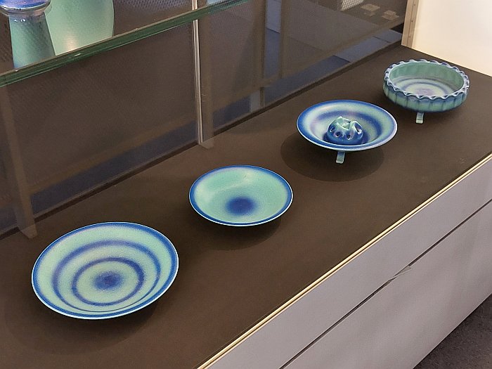 Late 1920s objects finished with sprayed decoration, as seen at Haël. Margarete Heymann-Loebenstein and her workshops for decorative ceramics 1923-1934, Bröhan Museum, Berlin 