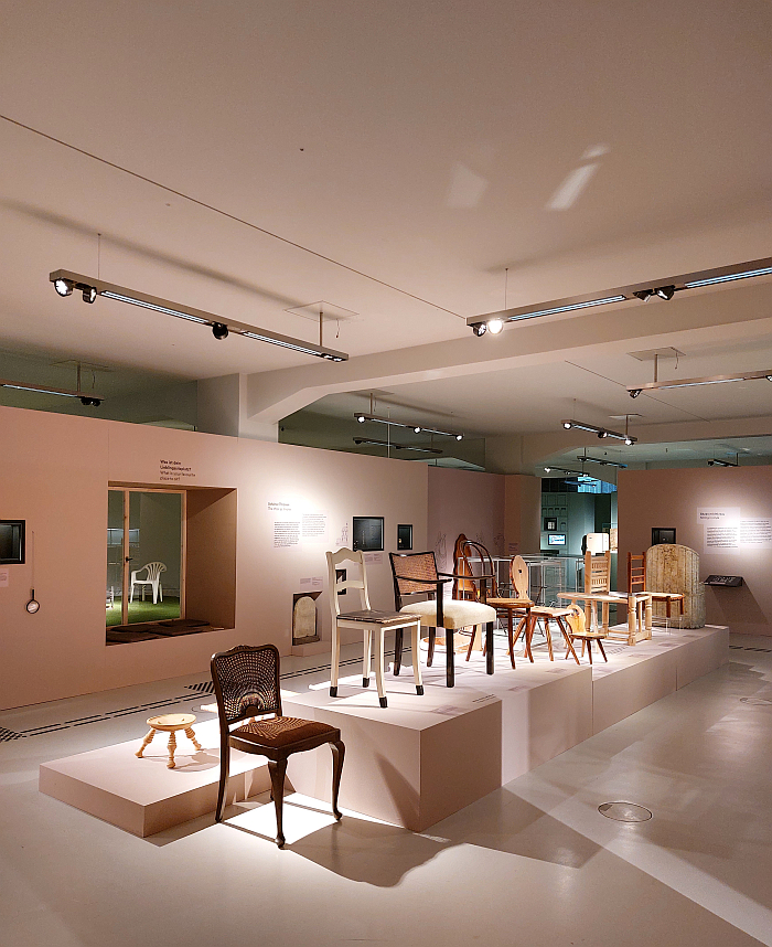 Seating and sitting in numerous contexts, as seen at Home Sweet Home. The Archaeology of Domestic Life, SMAC - Staatliches Museum für Archäologie Chemnitz