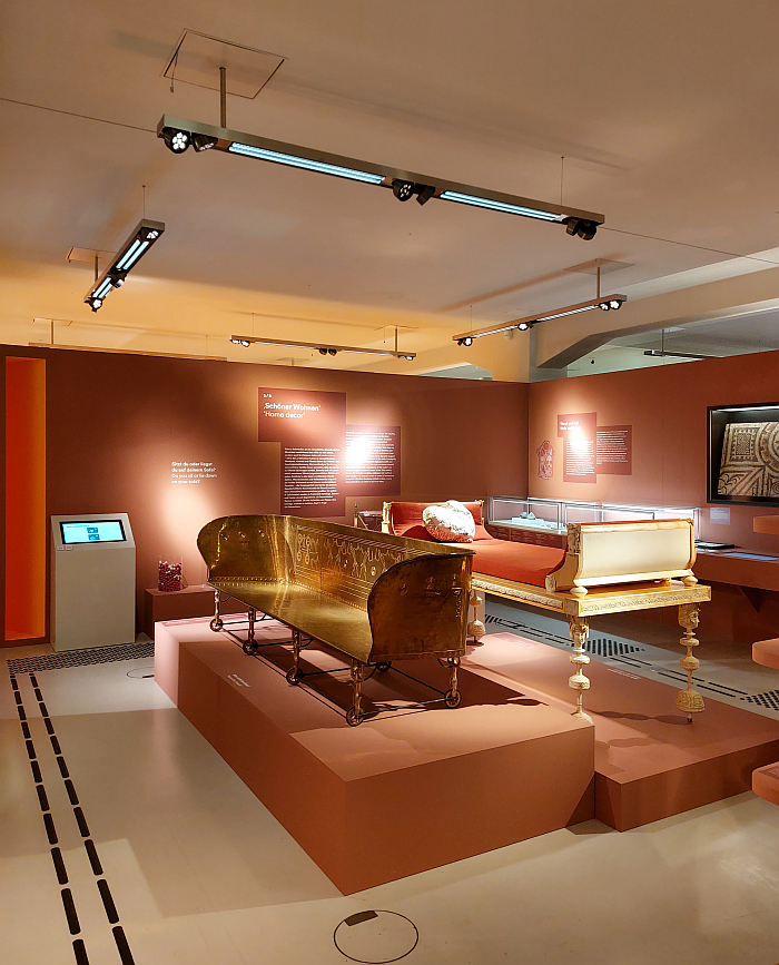 A sofa from ca 530 BCE and a Roman klinē (both reconstructions), as seen at Home Sweet Home. The Archaeology of Domestic Life, SMAC - Staatliches Museum für Archäologie Chemnitz