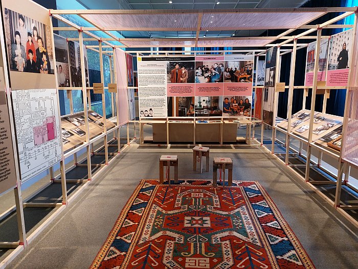 A discussion on the apartment of family Damdinsuren in Ulaanbaatar, Mongolia, as seen in The Gift. Stories of Generosity and Violence in Architecture, Architekturmuseum der TU München 