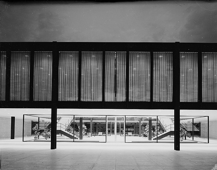 Bacardi administrative building by Ludwig Mies van der Rohe in Tultitlán Mexico (1961) (photo Balthazar Korab, courtesy Library of Congress https://www.loc.gov/item/2021641680/)