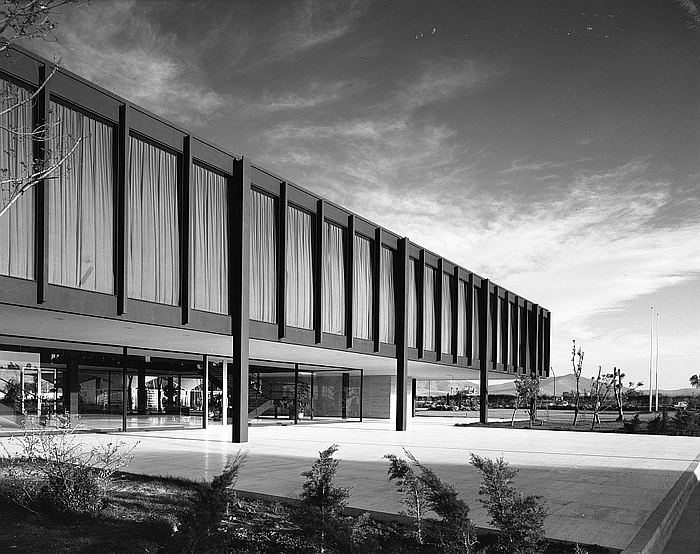 Bacardi administrative building by Ludwig Mies van der Rohe in Tultitlán Mexico (1961) (photo Balthazar Korab, courtesy Library of Congress https://www.loc.gov/item/2017650175/)