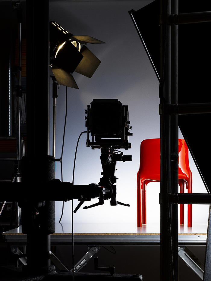 Photographing Selene by Vico Magistretti (Photo Hans Hansen, © and courtesy Museum für Kunst und Gewerbe Hamburg)