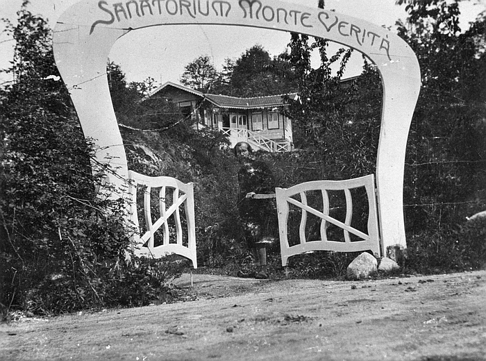 Gate at Monte Verita, Ascona, 1907 (photo public domain via https://commons.wikimedia.org)