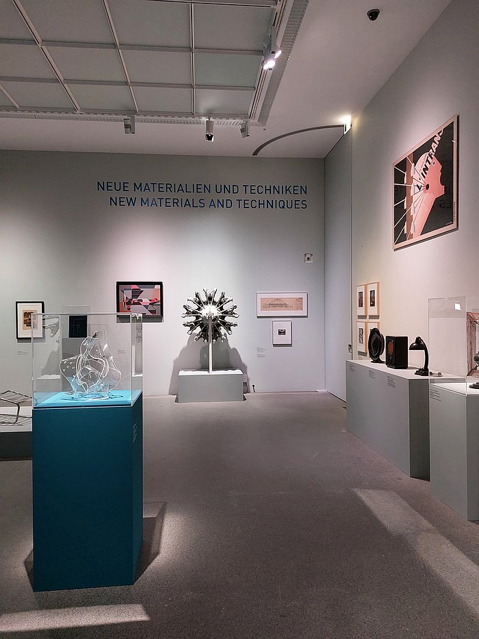 Double Loop by Lászlo Moholy-Nagy (l) in discourse with a Pratt & Whitney R-985 Wasp Junior aircraft engine, as seen at 4 Museums – 1 Modernism, Pinakothek der Moderne, Munich