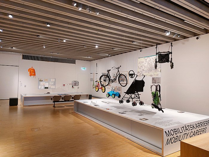 The chapters Justice (l) and Mobility Careers (r), as seen at On the Move! Frankfurt and Mobility, Historisches Museum, Frankfurt