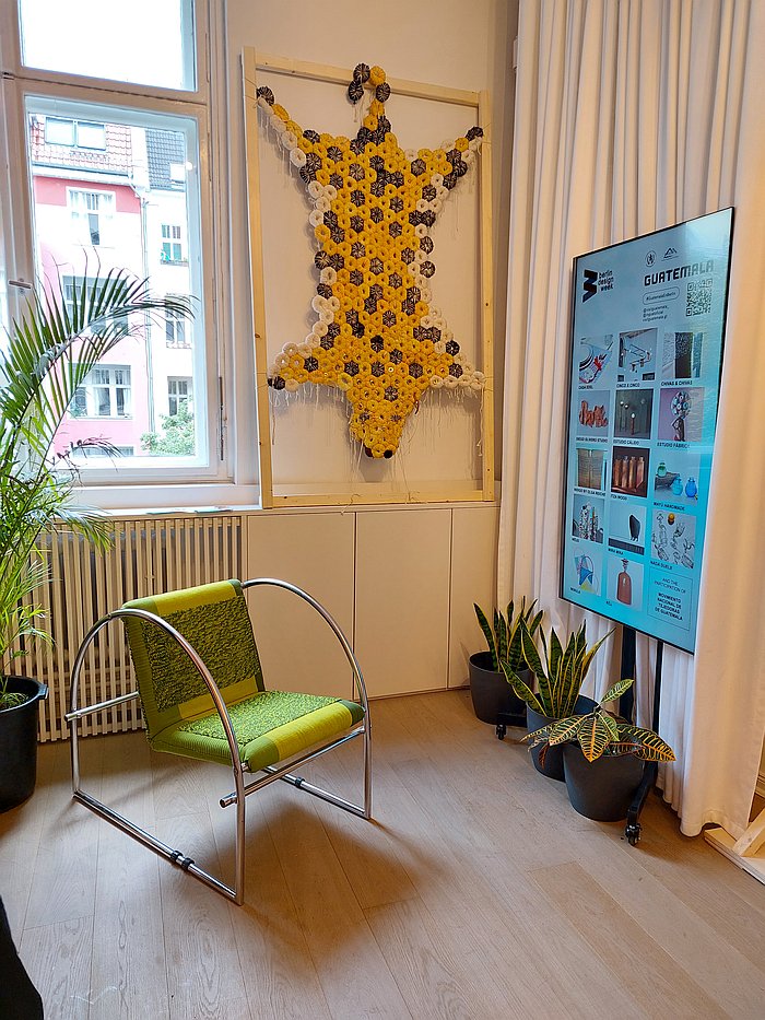 The chair Columpio by Cinco x Cinco and rug El Gran Jaguar by Estudio Fábrica, as seen at Guatemala Diseña con las Manos during Berlin Design Week 2025 