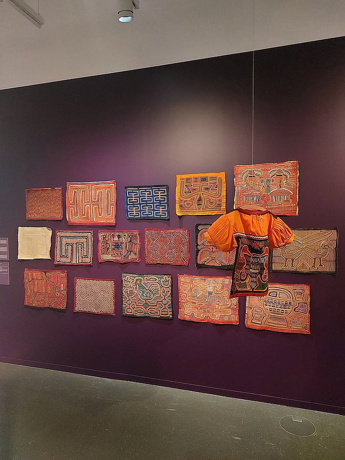 Works by the Guna, as seen at Textile Manifestos - From Bauhaus to Soft Sculpture, Museum für Gestaltung, Zürich