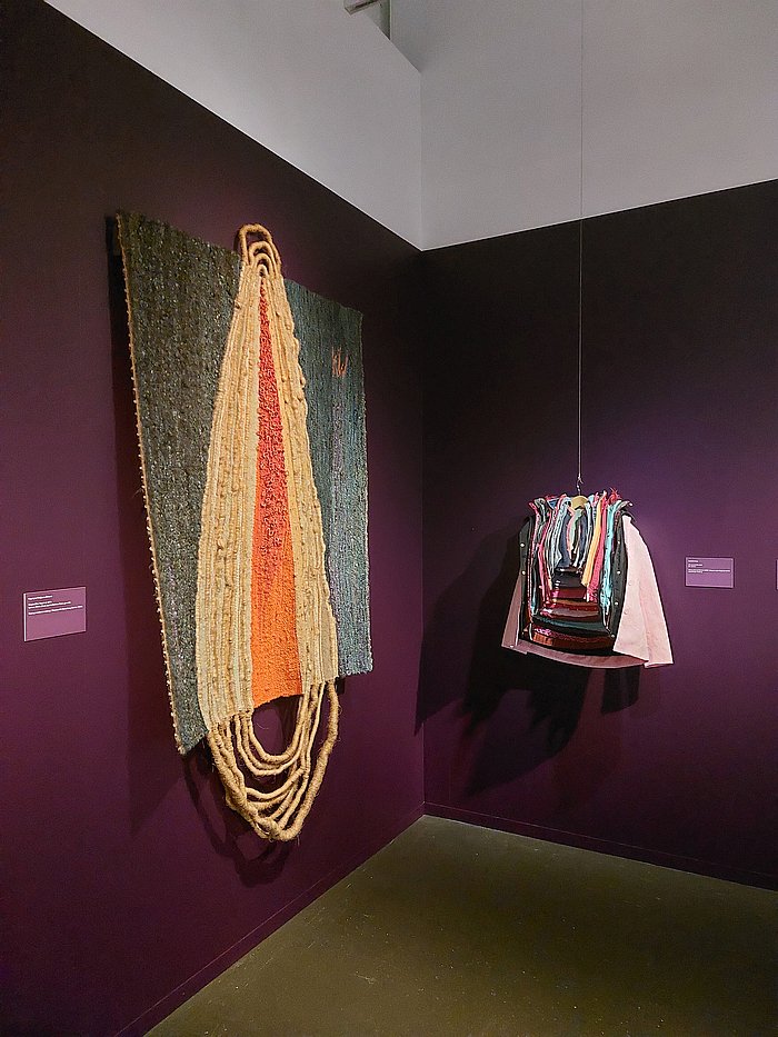 Kropla by Krystyna Wojtyna-Drouet (l) & Life Jacket (Air) by Isabelle Krieg (r), as seen at Textile Manifestos - From Bauhaus to Soft Sculpture, Museum für Gestaltung, Zürich
