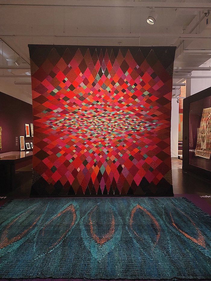 An unamed carpet by Isabella Kurfürst (bottom) and All by Moik Schiele (top), as seen at Textile Manifestos - From Bauhaus to Soft Sculpture, Museum für Gestaltung, Zürich