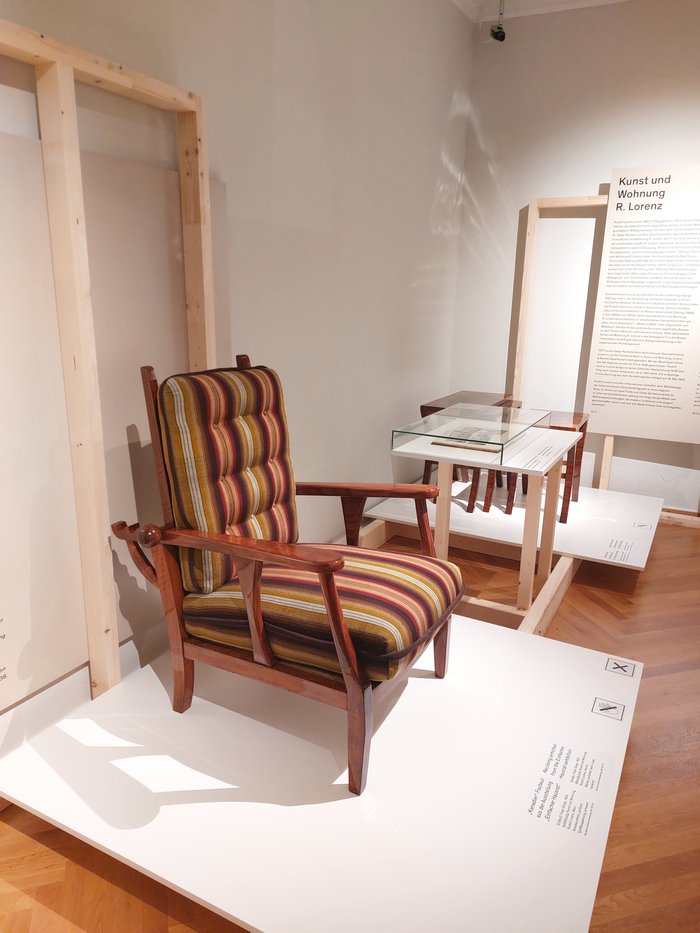 A reclining armchair by Hugo Gorge from 1920, as seen in Josef Frank and the others. New furniture 1920–1940, Möbelmuseum Wien