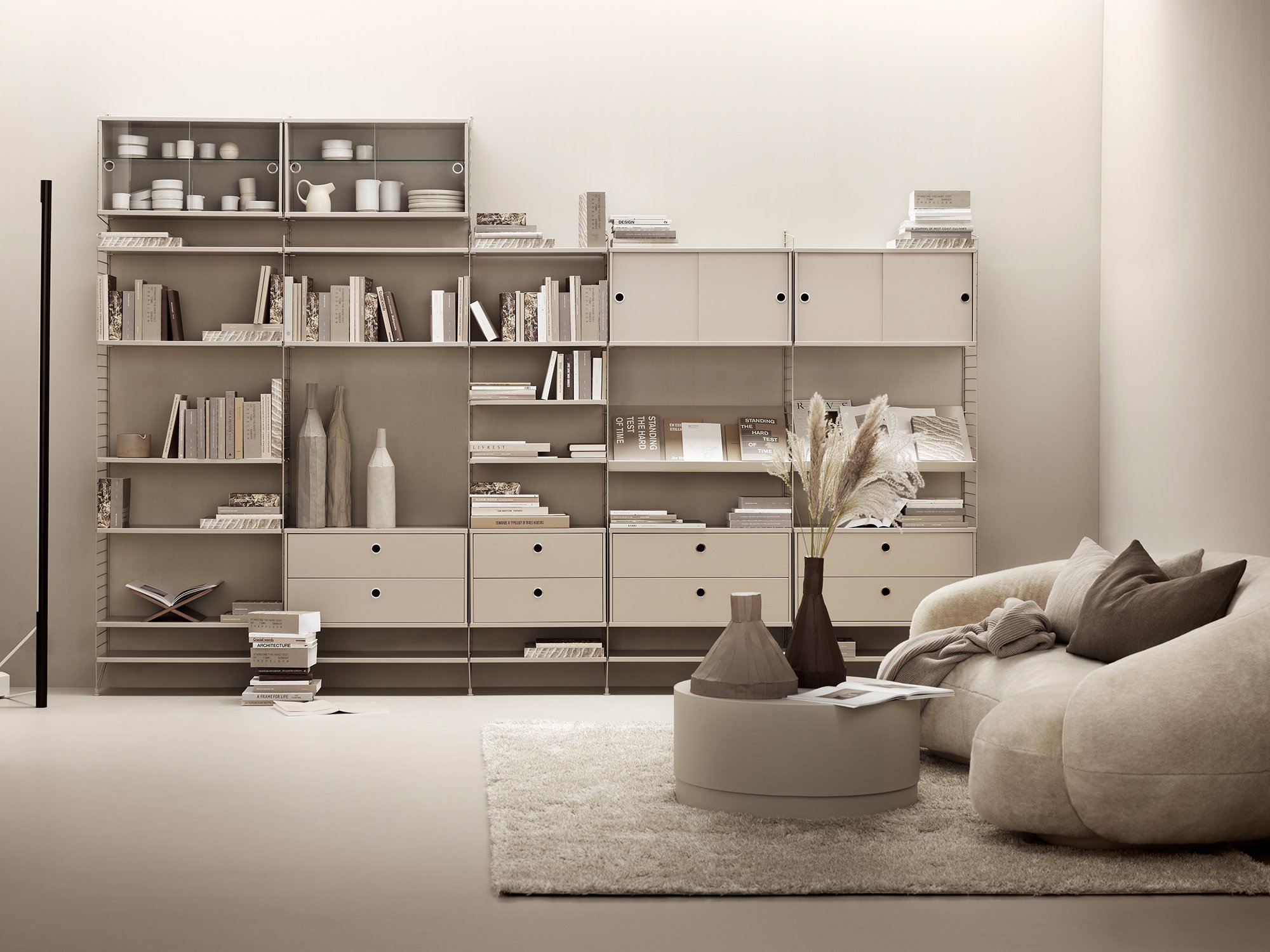 Individuell konfiguriertes String Bodenregal im Wohnzimmer