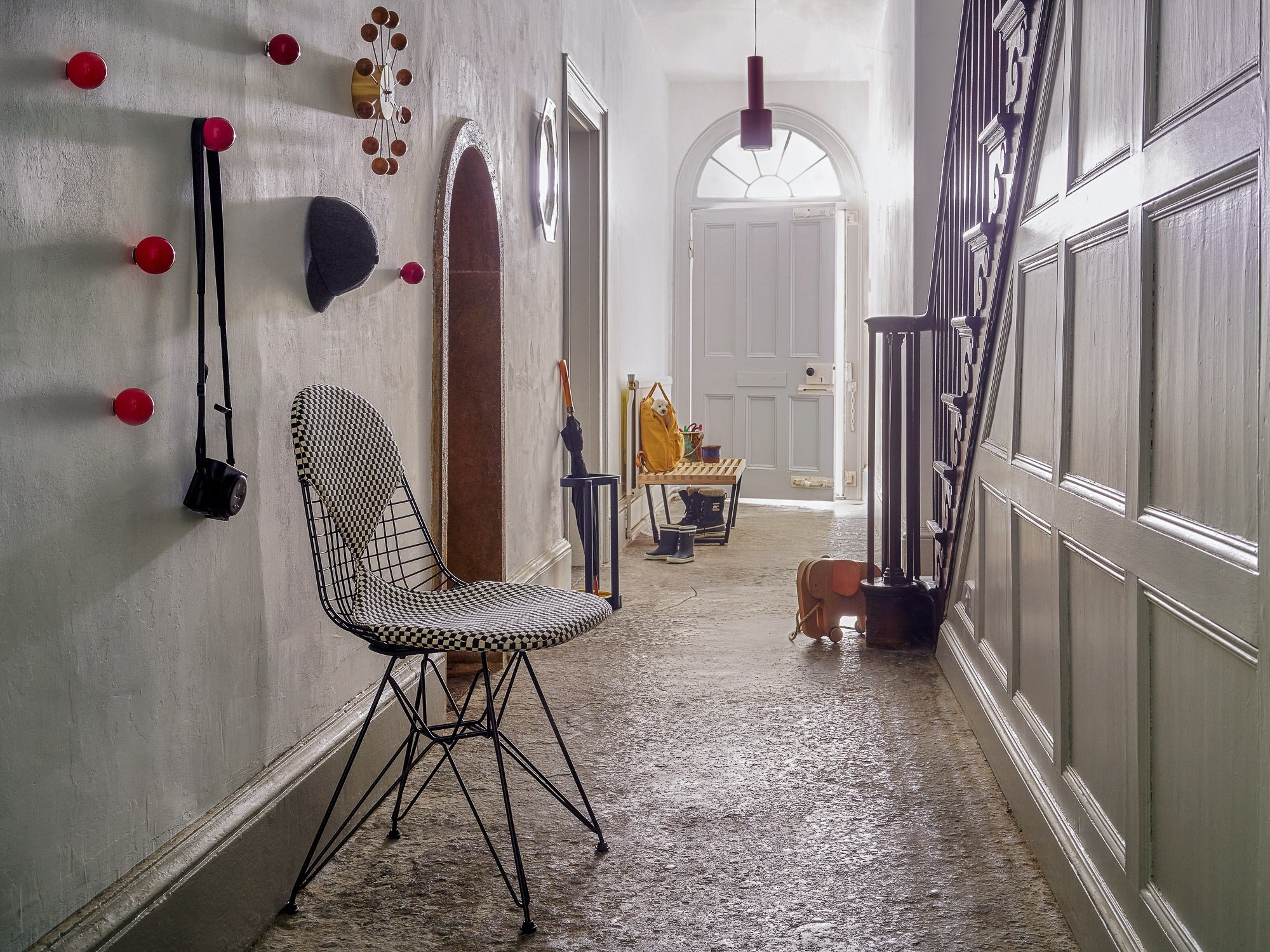 Eingangsbereich mit Vitra Möbeln, Accessoires und dem Wire Chair DKR