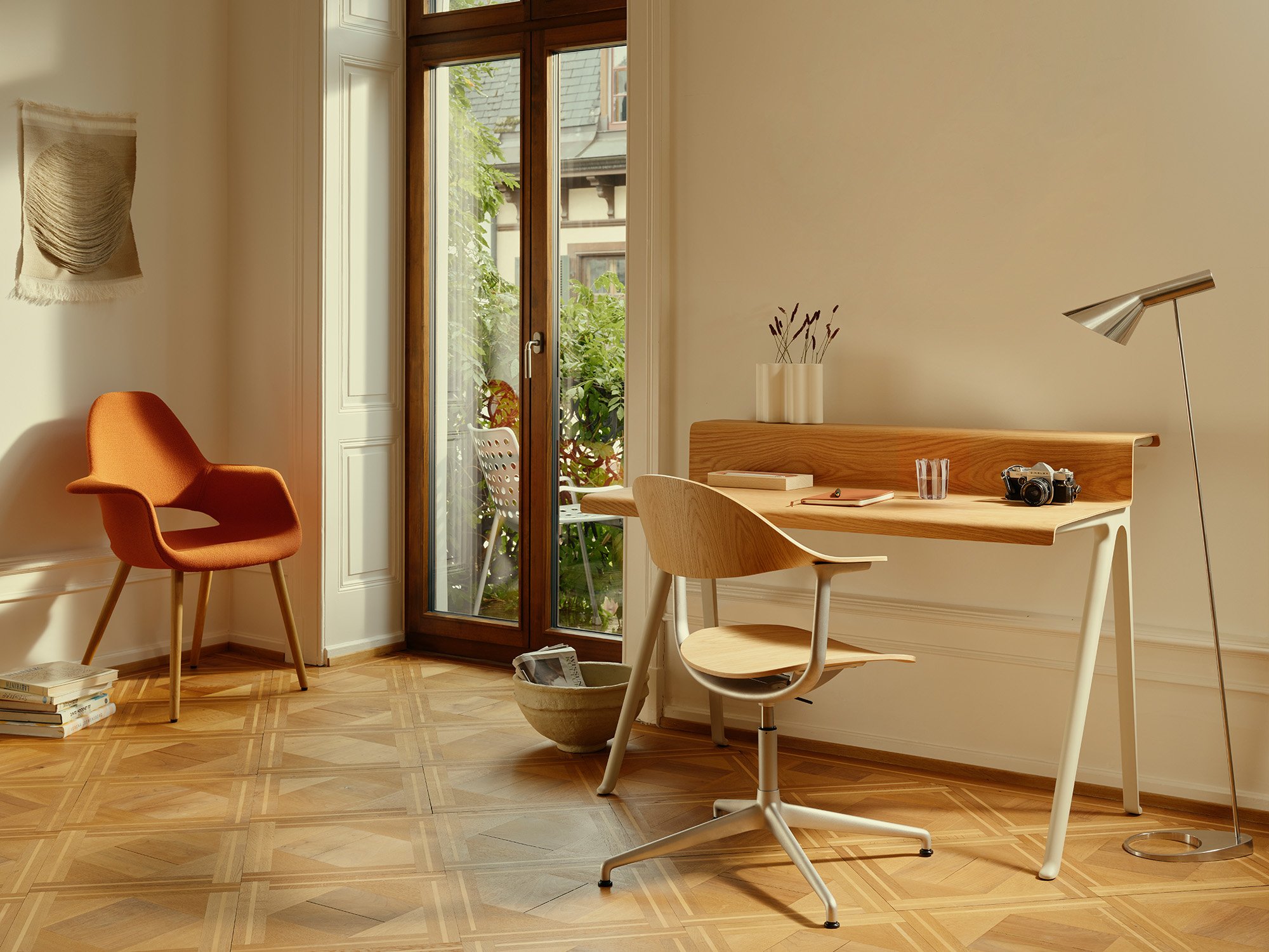 Courier Schreibtisch online bestellen Der Courier Schreibtisch und der Mynt Stuhl