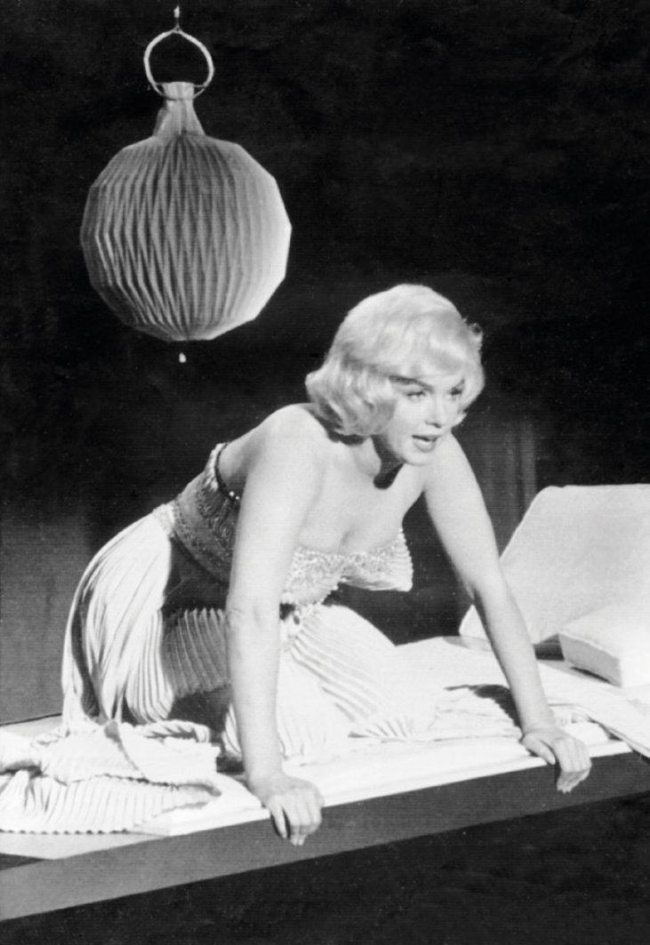 Model 101 online bestellen Model 101 neben Marilyn Monroe