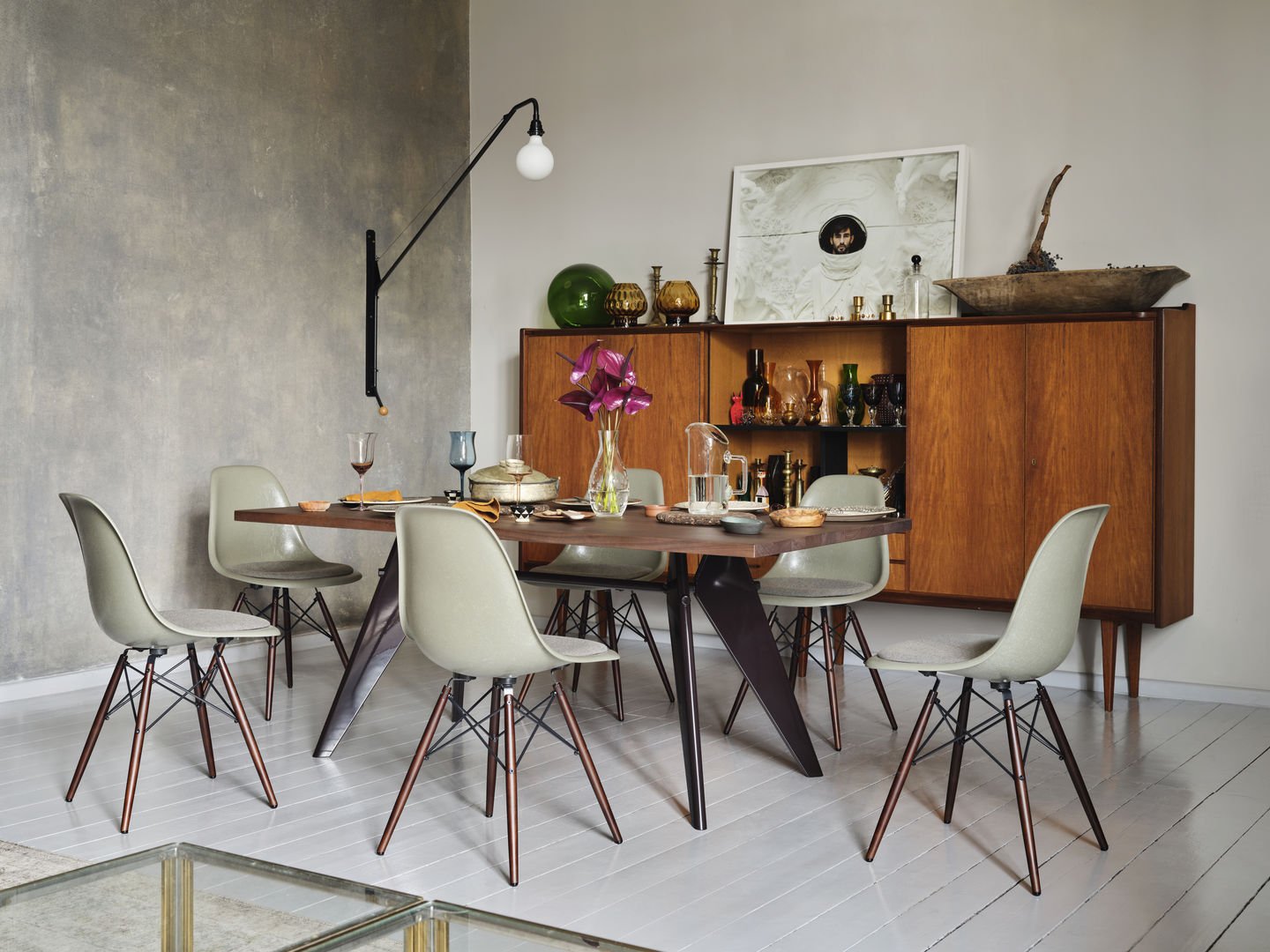 Eames Fiberglass Chairs DSW an einem Esstisch