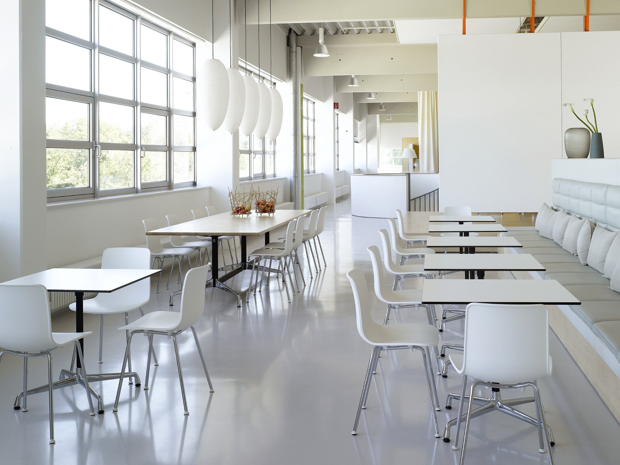 Cafeteria-Bestuhlung mit dem HAL Tube Allzweckstuhl von Vitra