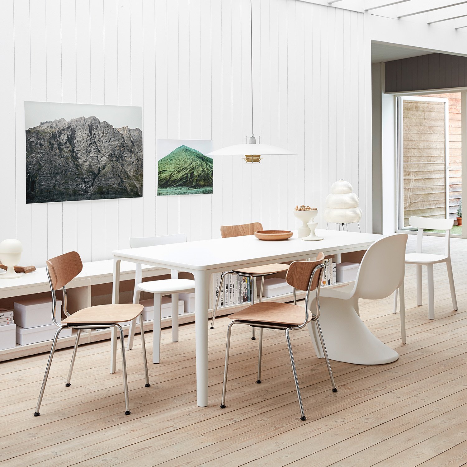 Plate Dining Table mit Vitra Dining Chairs in Weißtönen mit Holz- und Chromelementen