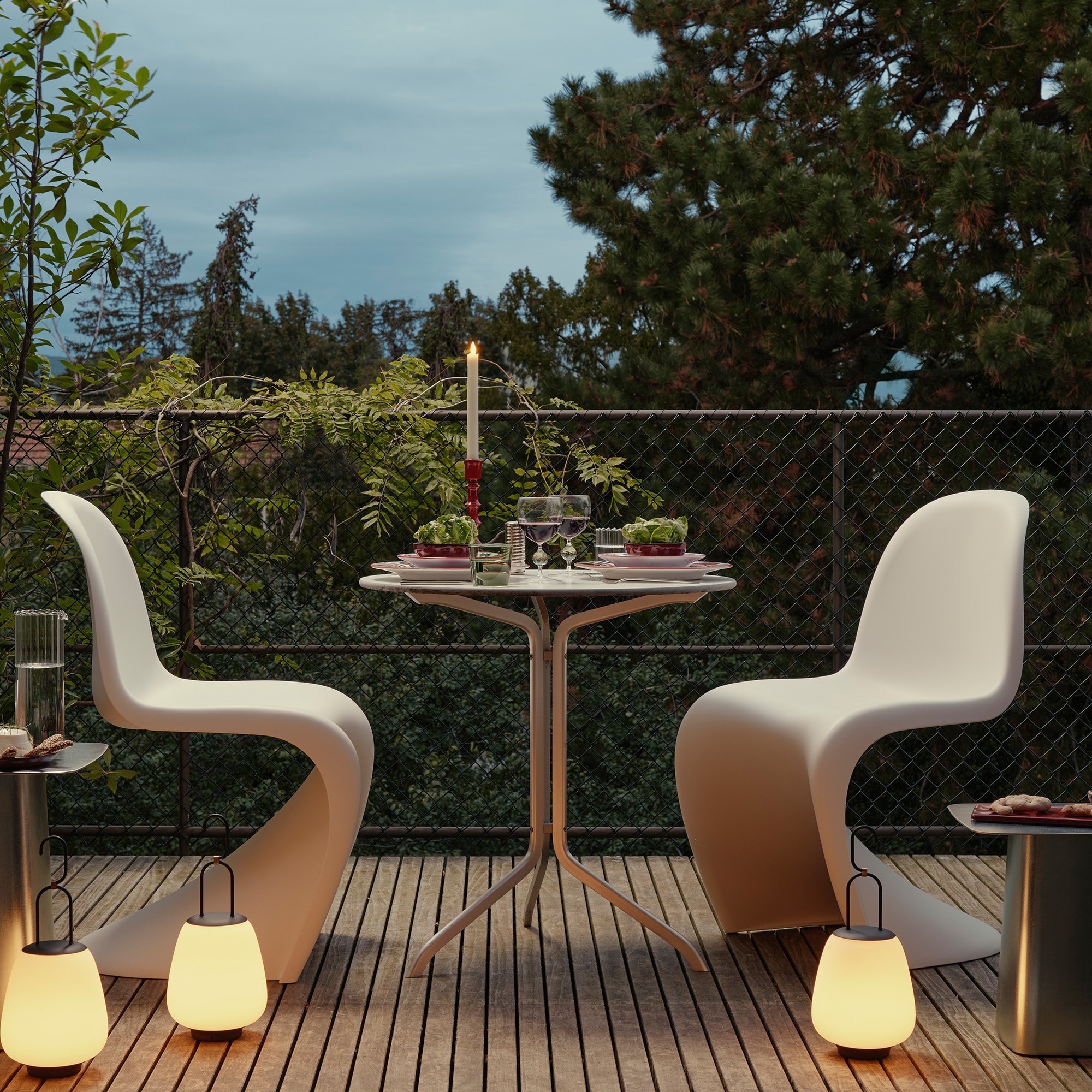 Candlelight Dinner auf einer Terrasse mit dem Panton Chair