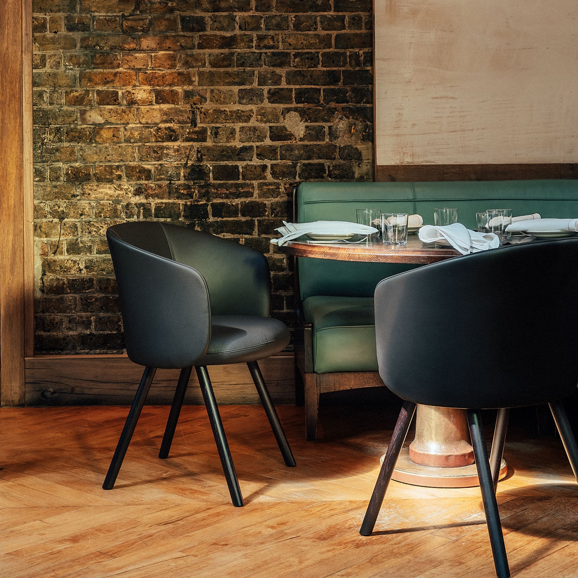 Restaurantinterieur mit Mikado Armlehnstuhl