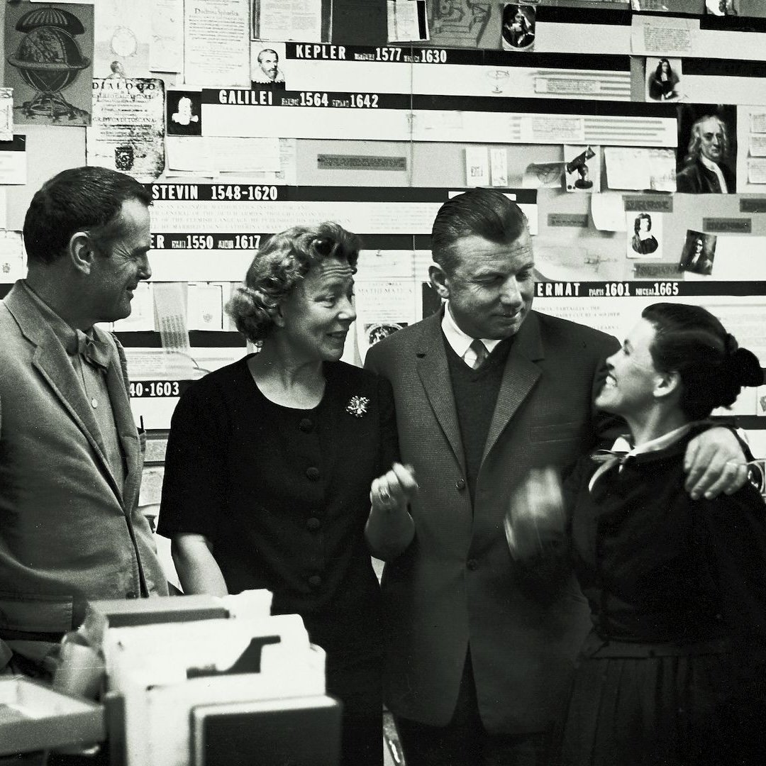 historische Aufnahme von Erika und Willi Fehlbaum (in der Mitte) bei ihrem Besuch im Eames Office, 1961