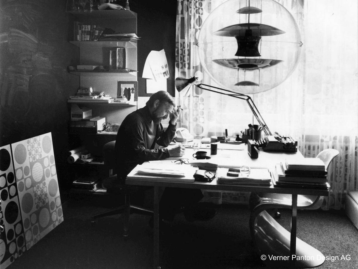 Verner Panton in seinem Atelier - mit Panton Chair und Globe Pendelleuchte