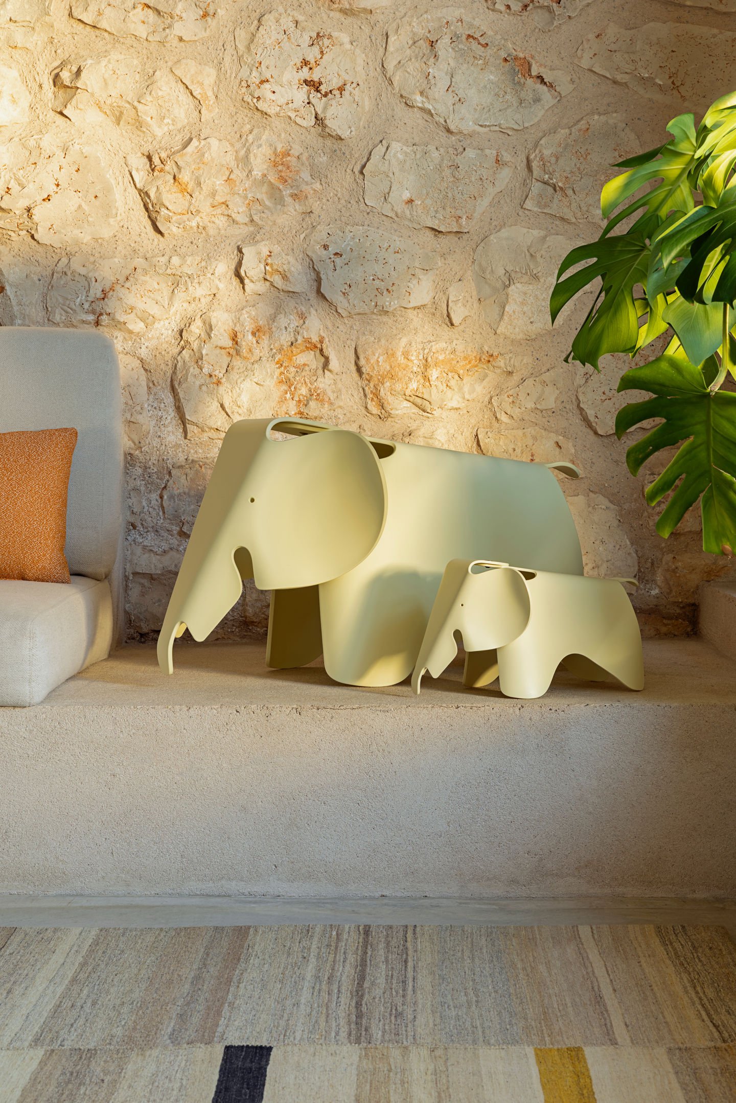 Vitra Eames Elephant und Eames Elephant small Vitra Eames Elephant und Eames Elephant small