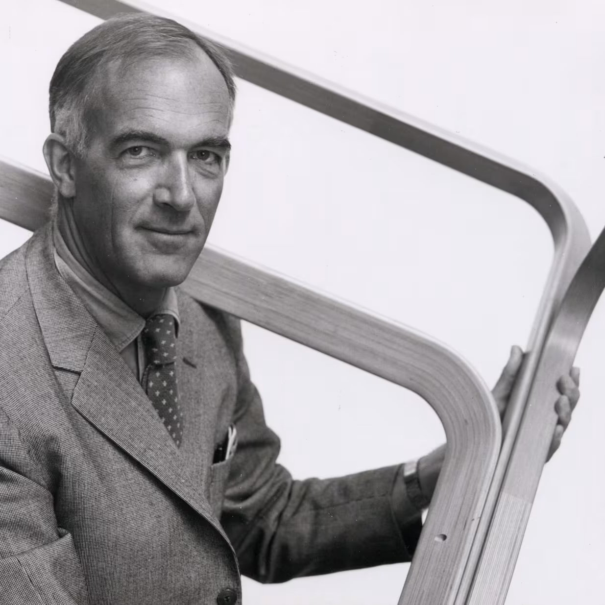 Jørn Utzon mit einem Möbeldesigns