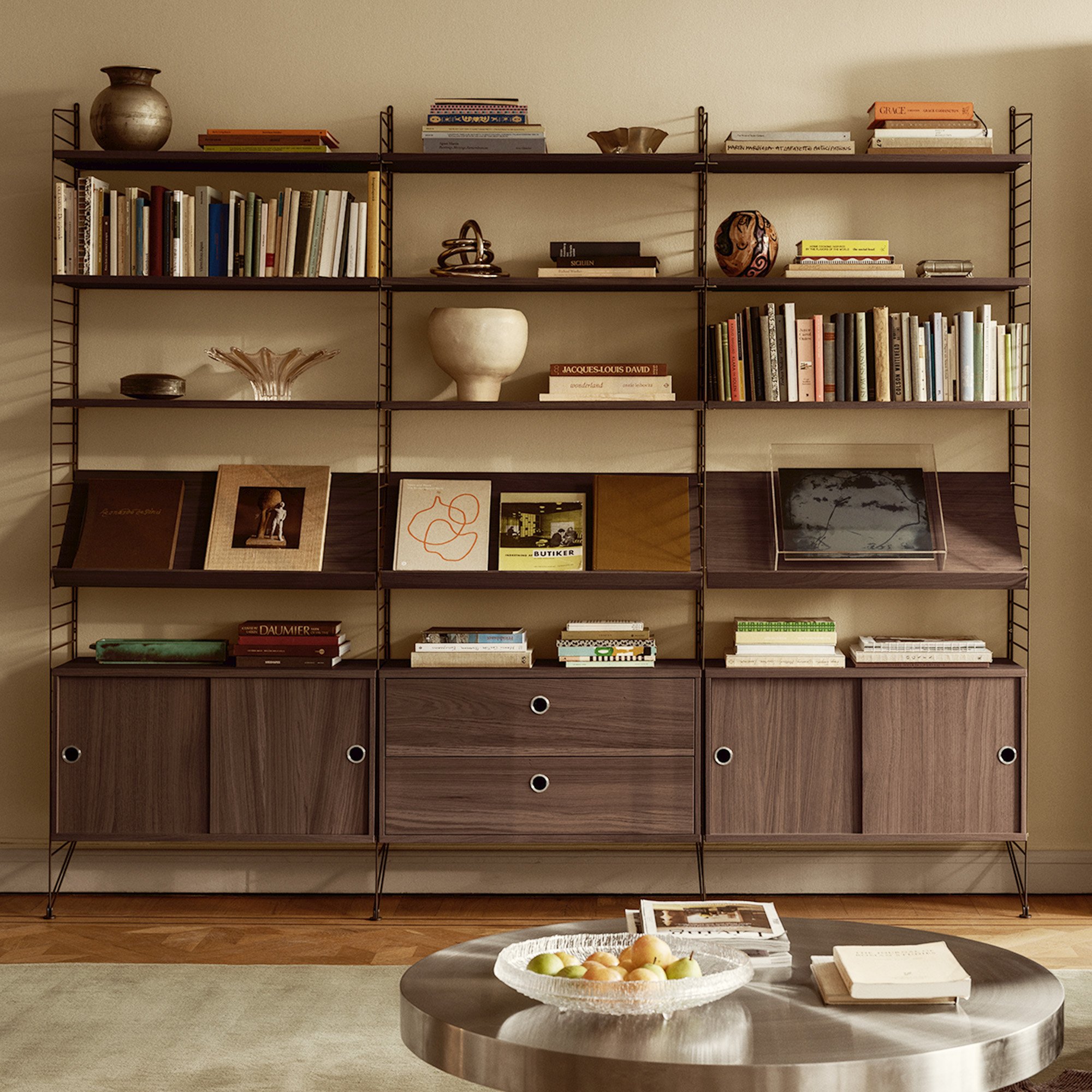 Individuell konfiguriertes String Bodenregal im Wohnzimmer
