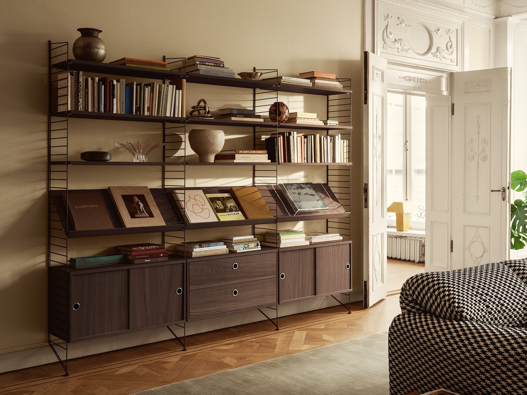 Individuell konfiguriertes String Bodenregal im Wohnzimmer
