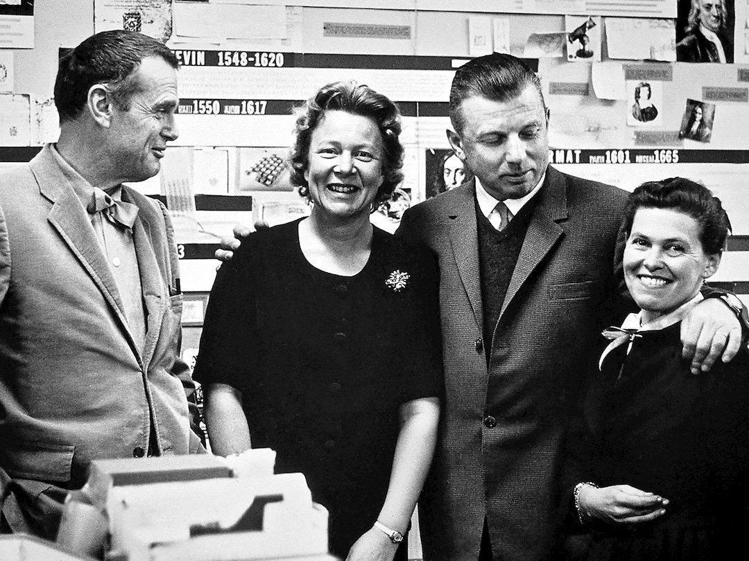 V.l.n.r. Charles Eames, Erika und Willi Fehlbaum (Gründerin und Gründer von Vitra) und Ray Eames im Eames Office, 1960er-Jahre