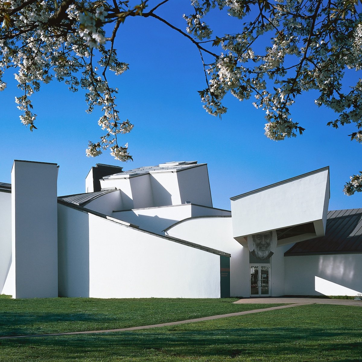 Vorderansicht des Vitra Design Museums nach einem Entwurf des US-amerikanischen Architekten Frank O. Gehry