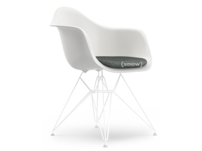 musicus Sherlock Holmes Marty Fielding Vitra Eames Plastic Armchair DAR, White, With seat upholstery, Nero /  ivory, Standard version - 43 cm, Coated white by Charles & Ray Eames, 1950  - Designer furniture by smow.com