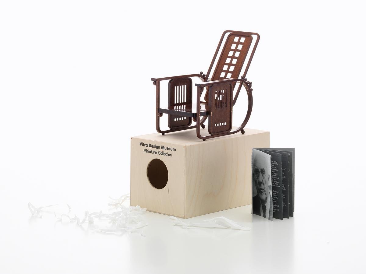 椅子 VITRA DESIGN MUSETM  MINIATURES Miniature Gerrit Rietveld Zig Zag Chair produced by Vitra