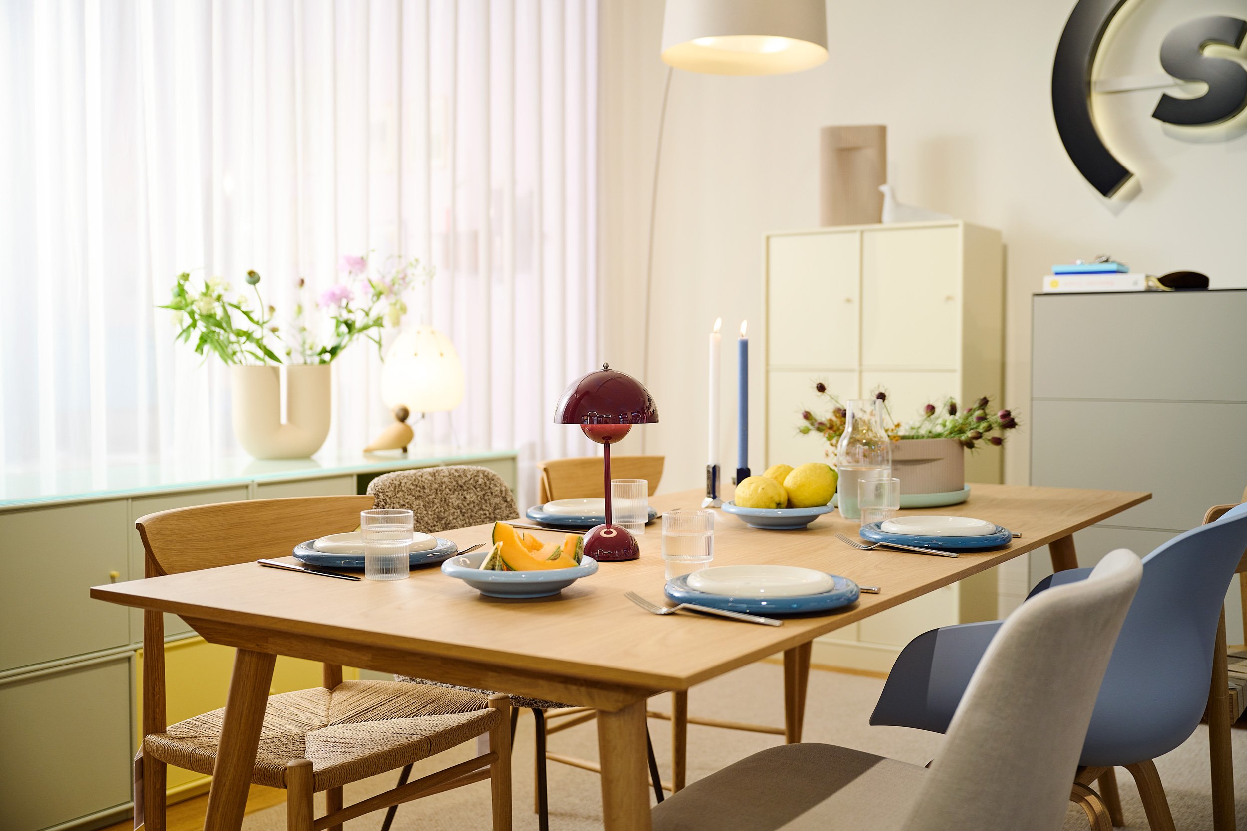 Dining room design with design classics at smow Hamburg