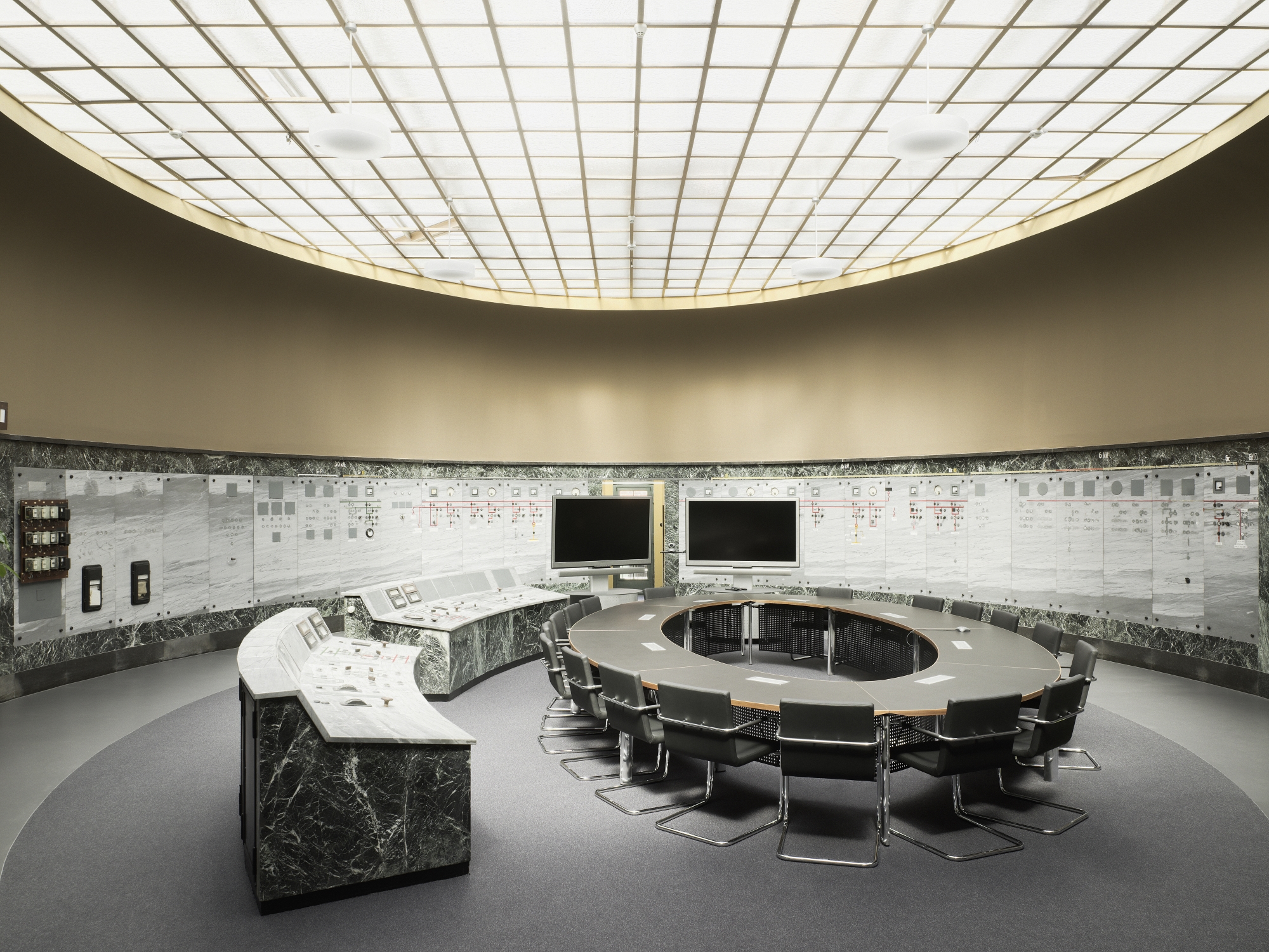 Boardroom seating with cantilever chairs