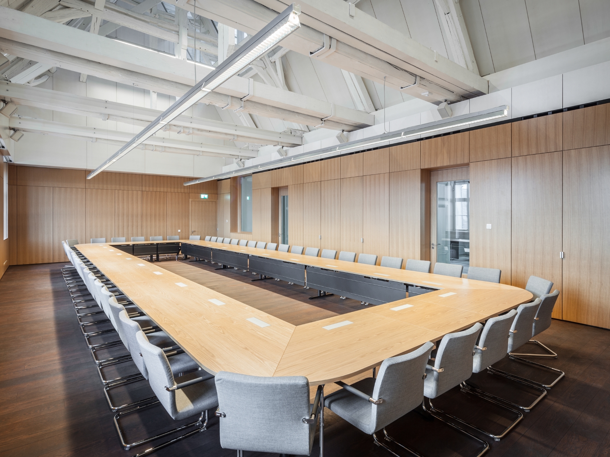 Conference room with Thonet chairs