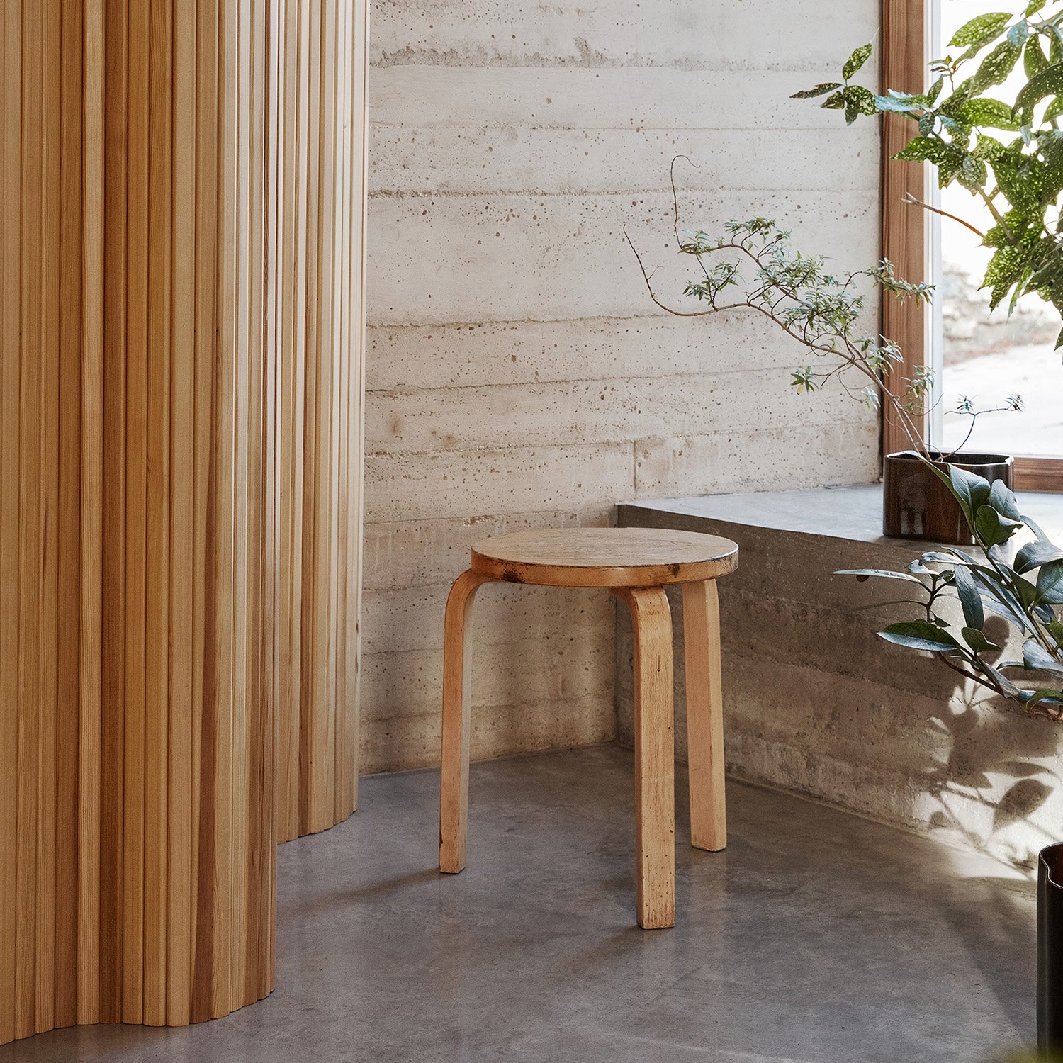 Stool 60, Seat white laminate, Legs birch clear varnished | Artek