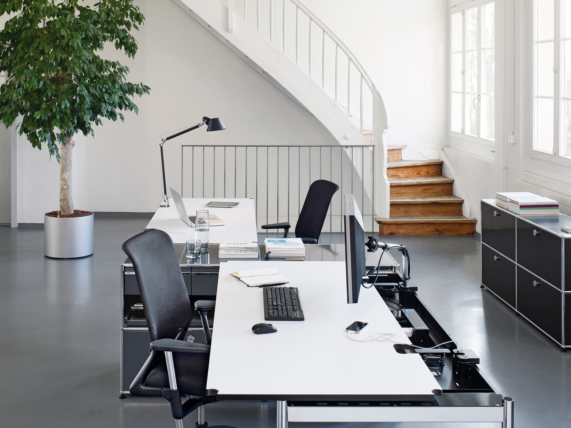 パソコンデスク Manabu USM haller black 125cm Table USM Haller Black Linoleum Table (T59) – USM Modular Furniture