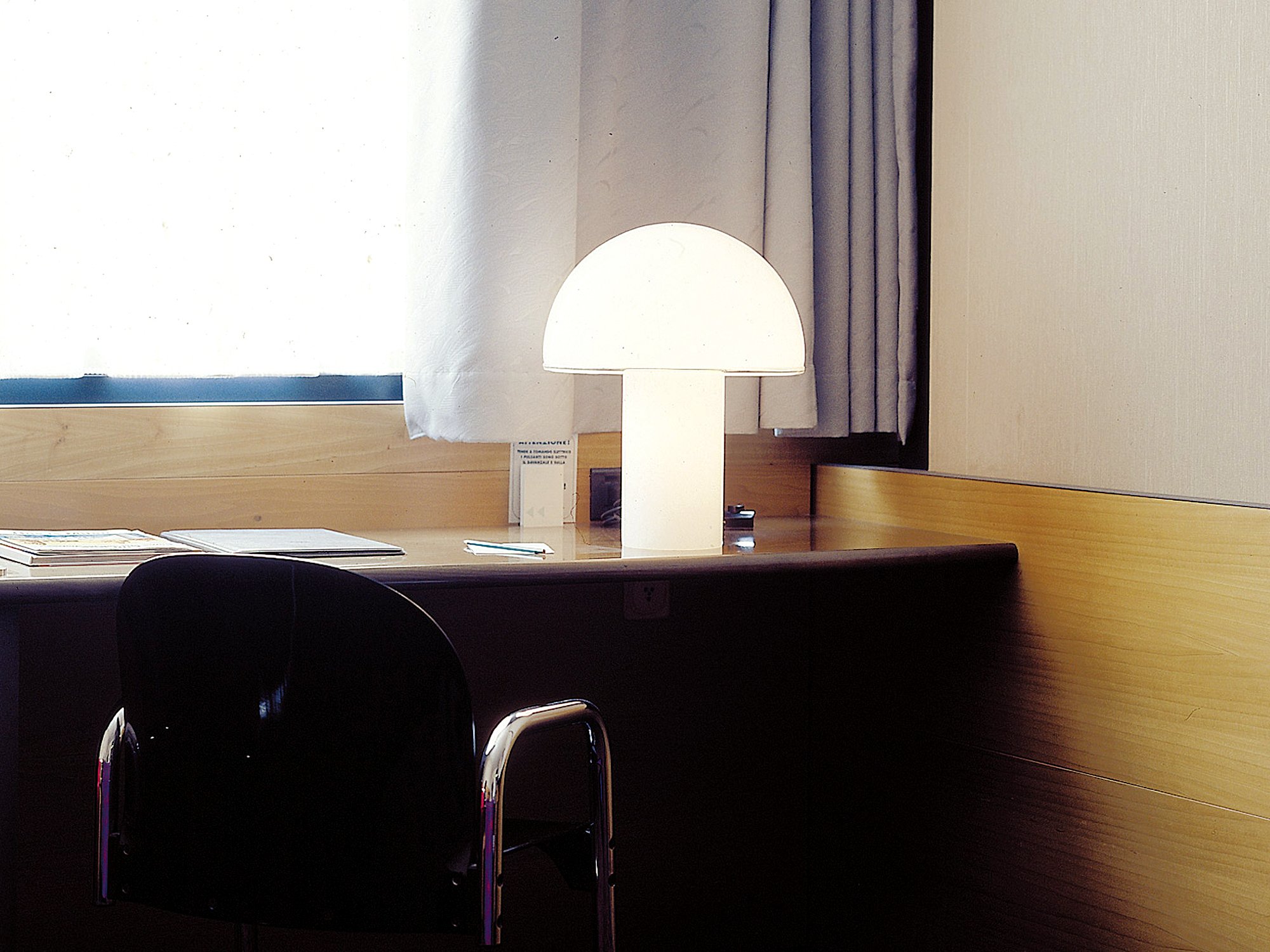 Artemide（アルテミデ） 社ヴィンテージOnfaleシリーズテーブルランプ